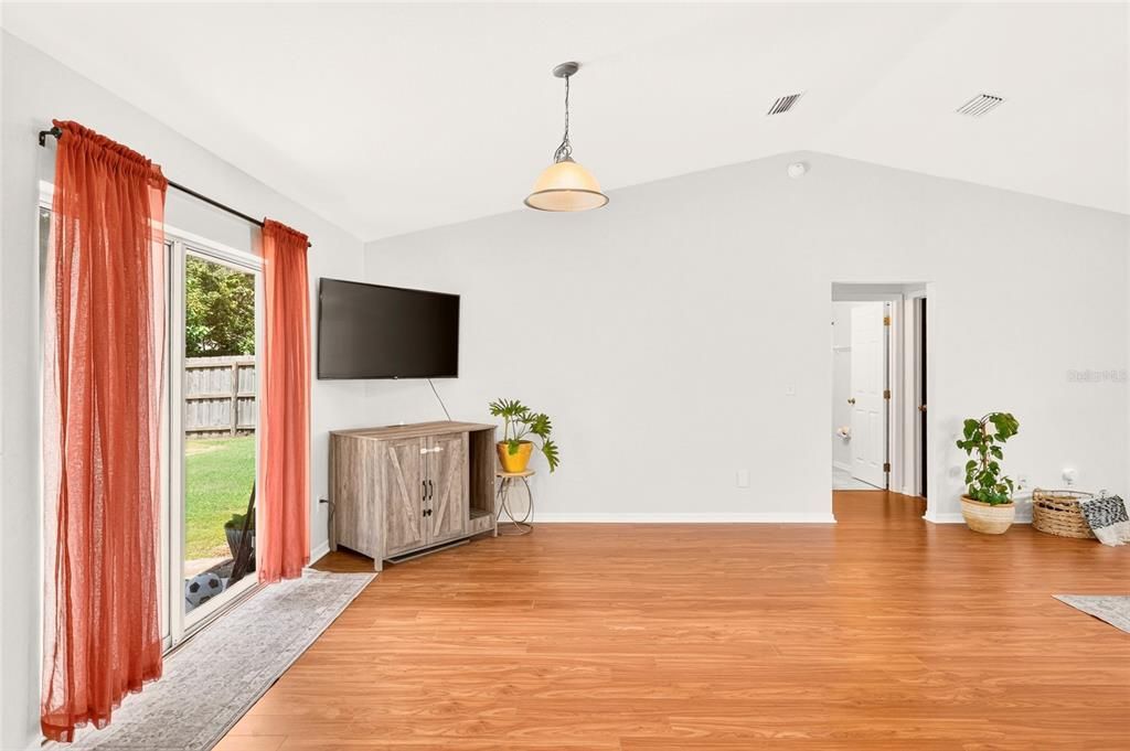 En Venta: $245,000 (3 camas, 2 baños, 1403 Pies cuadrados)