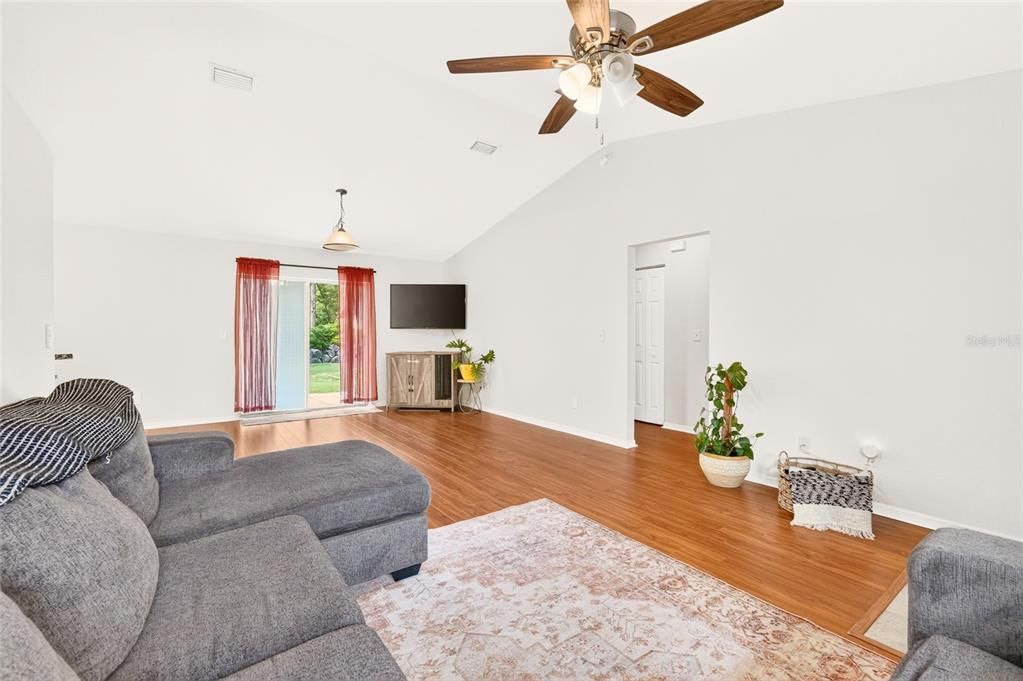 En Venta: $245,000 (3 camas, 2 baños, 1403 Pies cuadrados)