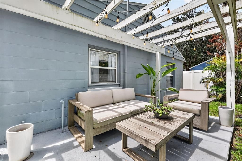For Sale: $389,900 (2 beds, 1 baths, 783 Square Feet)
