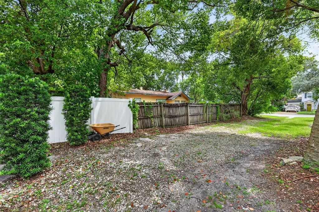 For Sale: $389,900 (2 beds, 1 baths, 783 Square Feet)