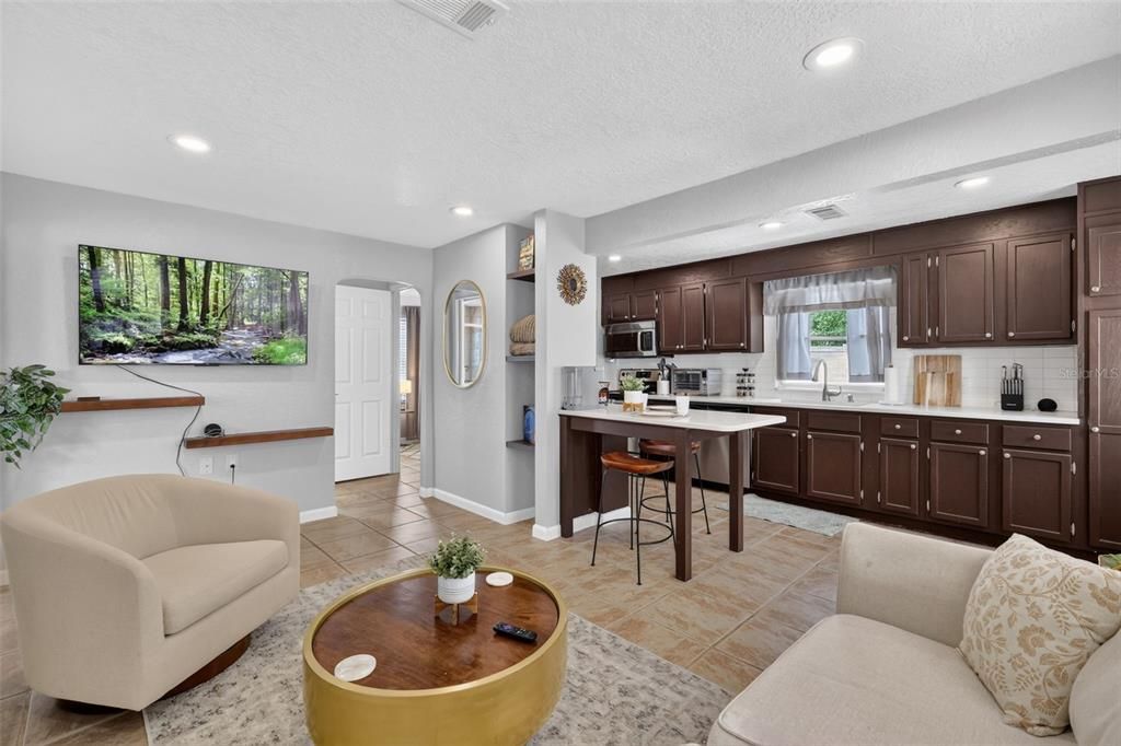 For Sale: $389,900 (2 beds, 1 baths, 783 Square Feet)