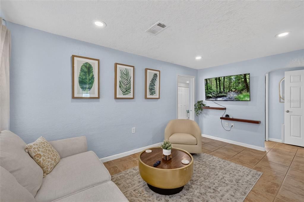 For Sale: $389,900 (2 beds, 1 baths, 783 Square Feet)