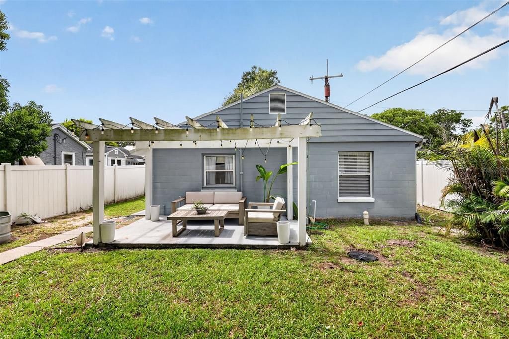 For Sale: $389,900 (2 beds, 1 baths, 783 Square Feet)