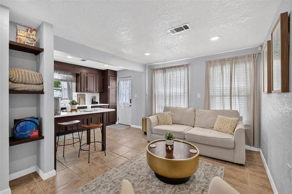 For Sale: $389,900 (2 beds, 1 baths, 783 Square Feet)