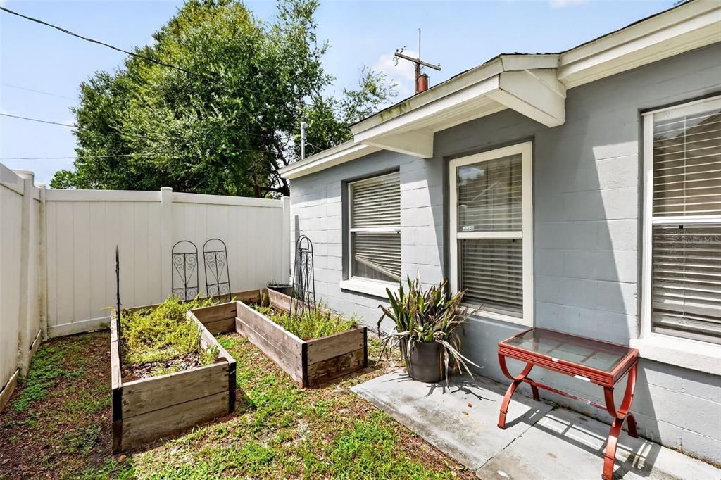 For Sale: $389,900 (2 beds, 1 baths, 783 Square Feet)