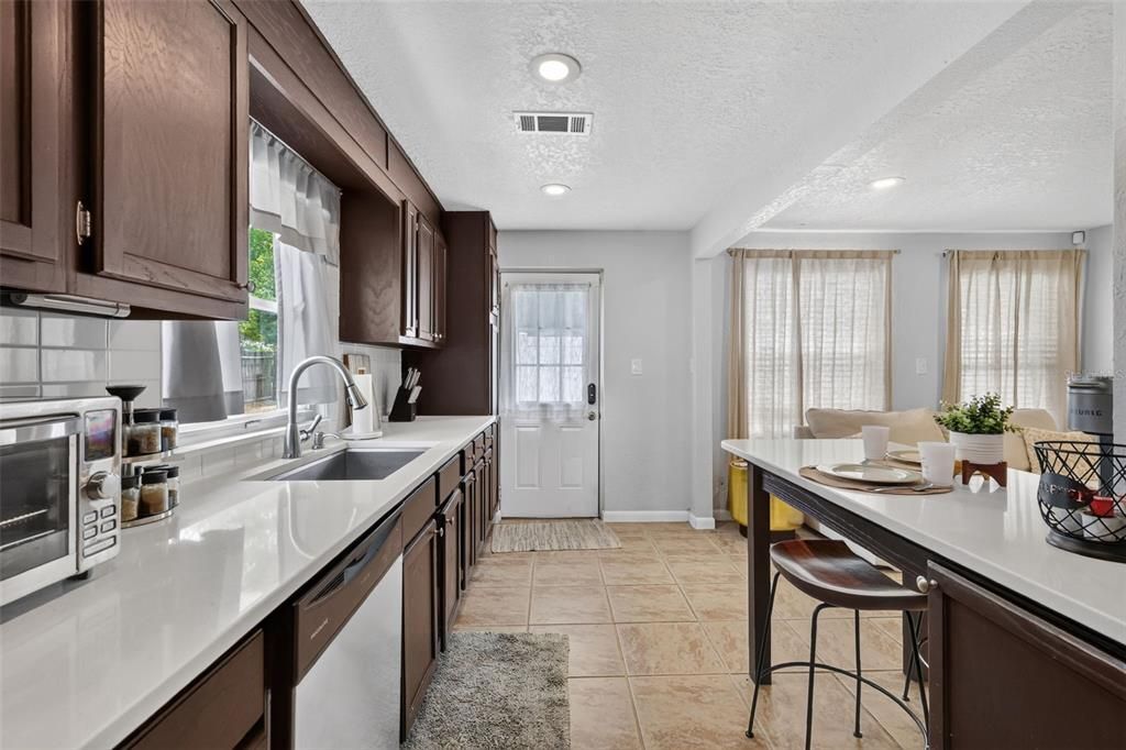 For Sale: $389,900 (2 beds, 1 baths, 783 Square Feet)