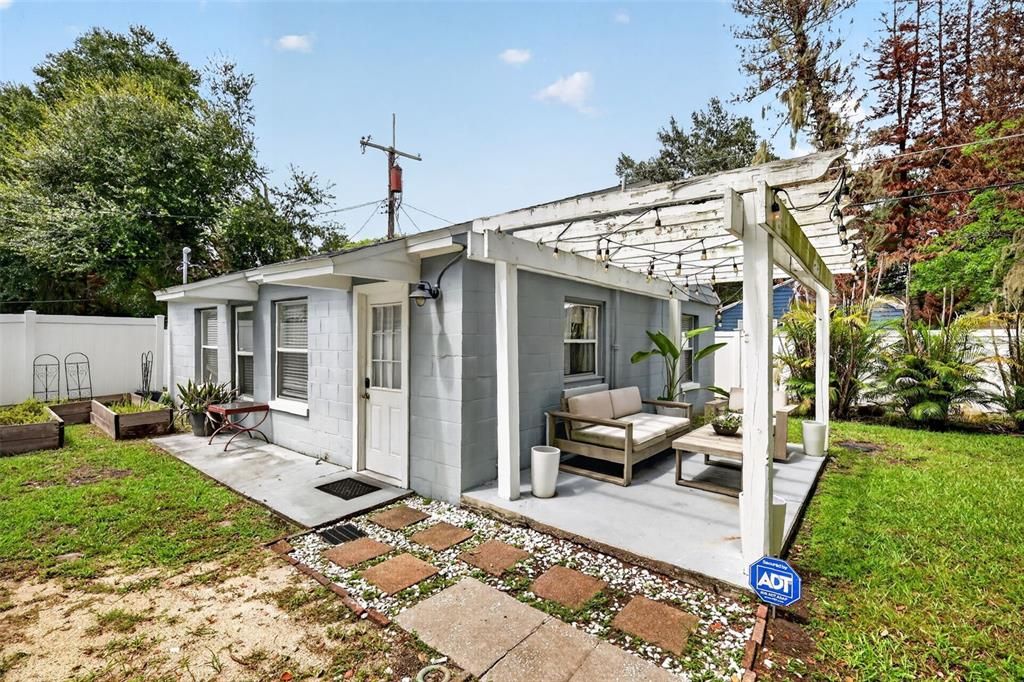 For Sale: $389,900 (2 beds, 1 baths, 783 Square Feet)