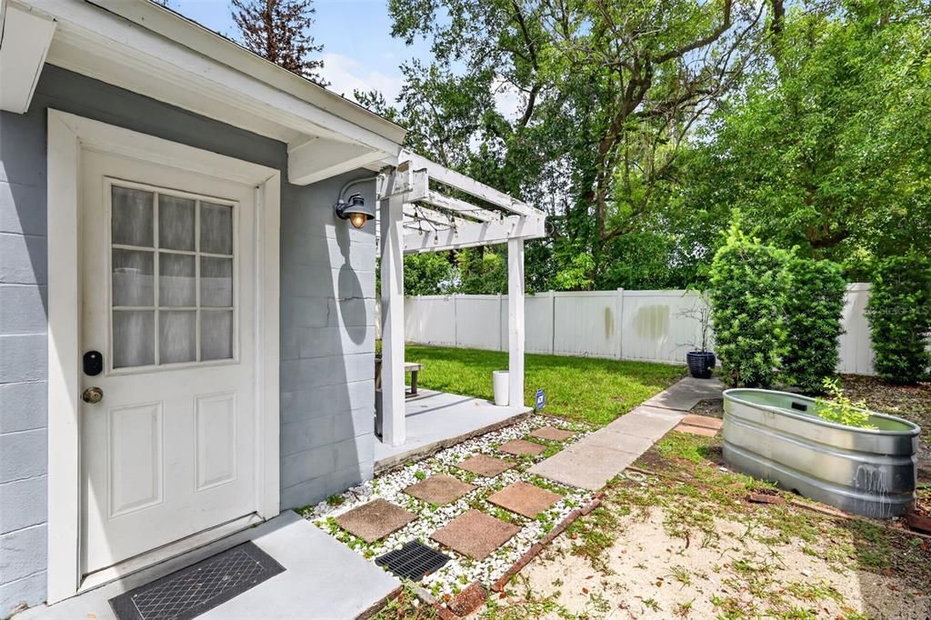 For Sale: $389,900 (2 beds, 1 baths, 783 Square Feet)