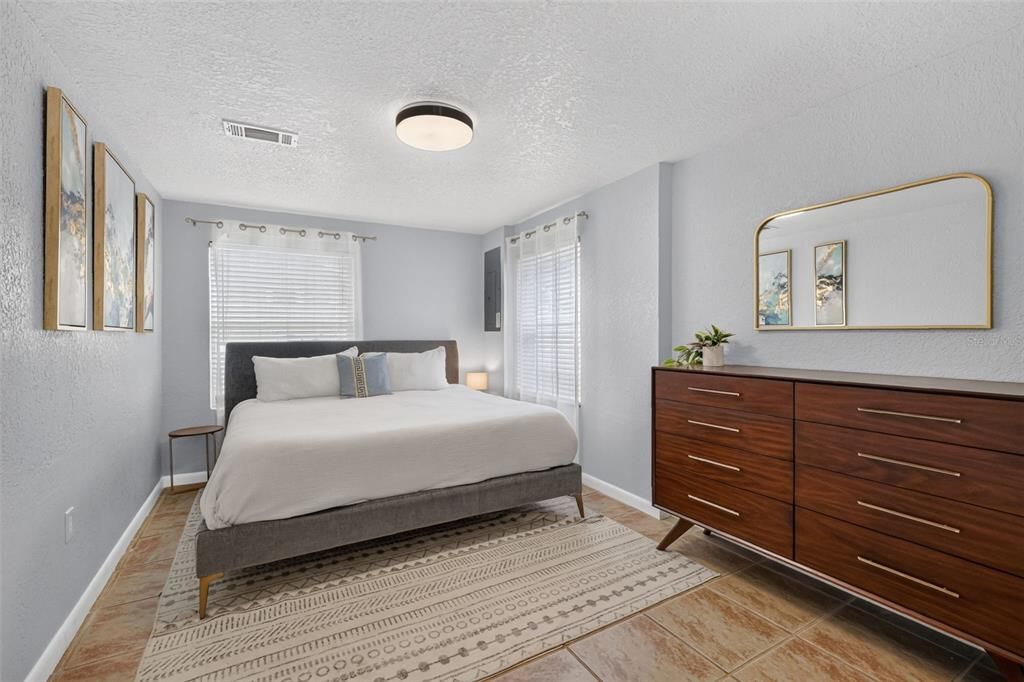 For Sale: $389,900 (2 beds, 1 baths, 783 Square Feet)