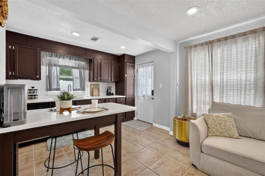 For Sale: $389,900 (2 beds, 1 baths, 783 Square Feet)