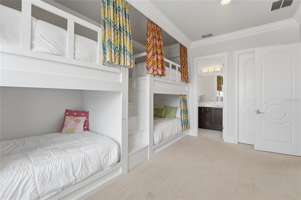 For Sale: $5,350,000 (8 beds, 9 baths, 8000 Square Feet)