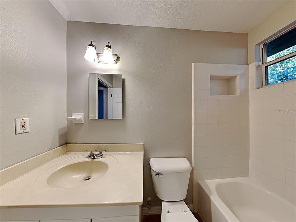 For Rent: $1,350 (2 beds, 1 baths, 1200 Square Feet)