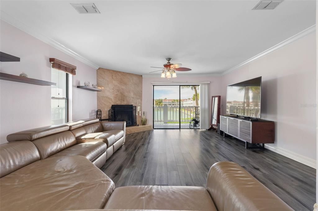 For Sale: $549,900 (2 beds, 2 baths, 1450 Square Feet)