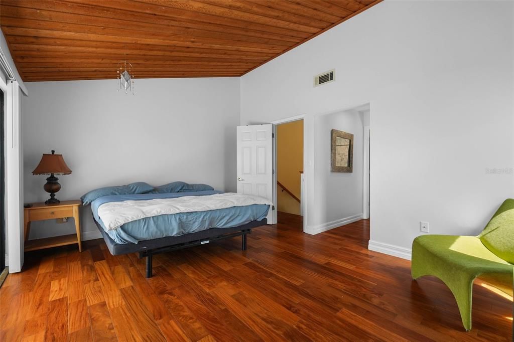For Sale: $549,900 (2 beds, 2 baths, 1450 Square Feet)