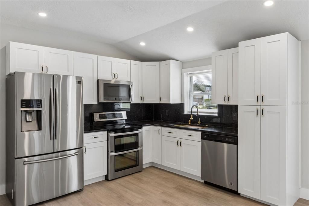 For Sale: $275,000 (4 beds, 2 baths, 1424 Square Feet)