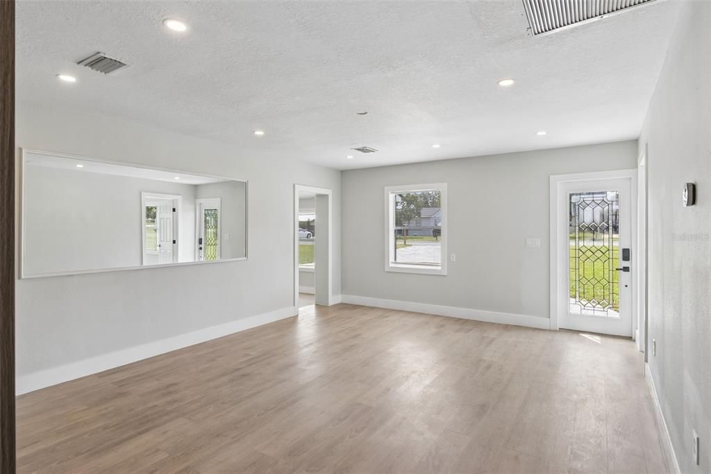 For Sale: $275,000 (4 beds, 2 baths, 1424 Square Feet)