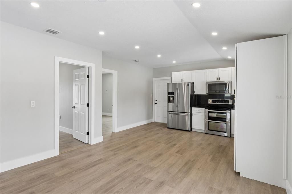 For Sale: $275,000 (4 beds, 2 baths, 1424 Square Feet)