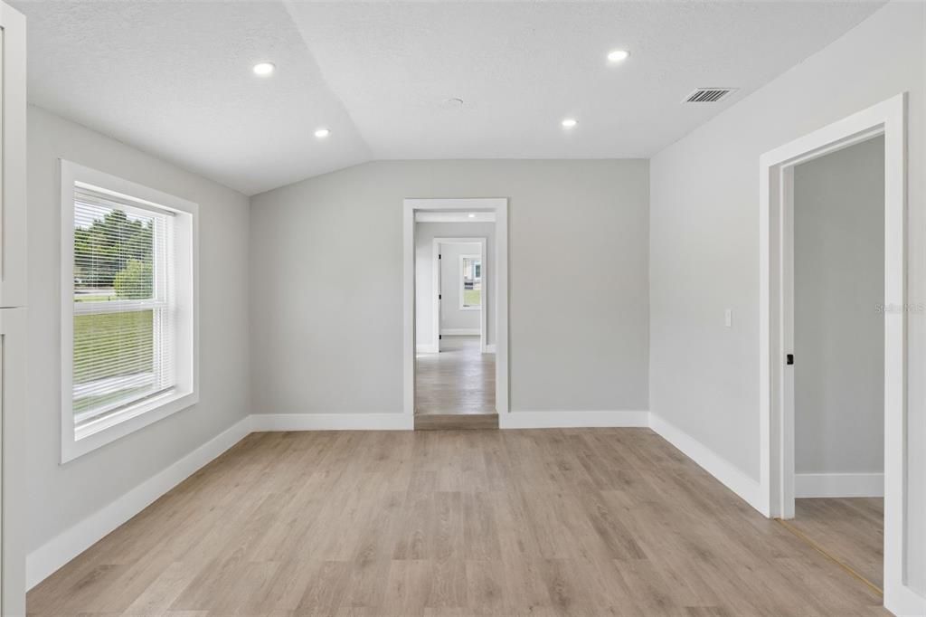 For Sale: $275,000 (4 beds, 2 baths, 1424 Square Feet)
