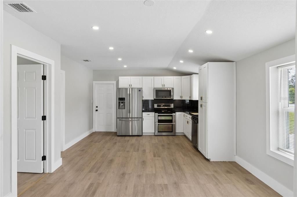 For Sale: $275,000 (4 beds, 2 baths, 1424 Square Feet)