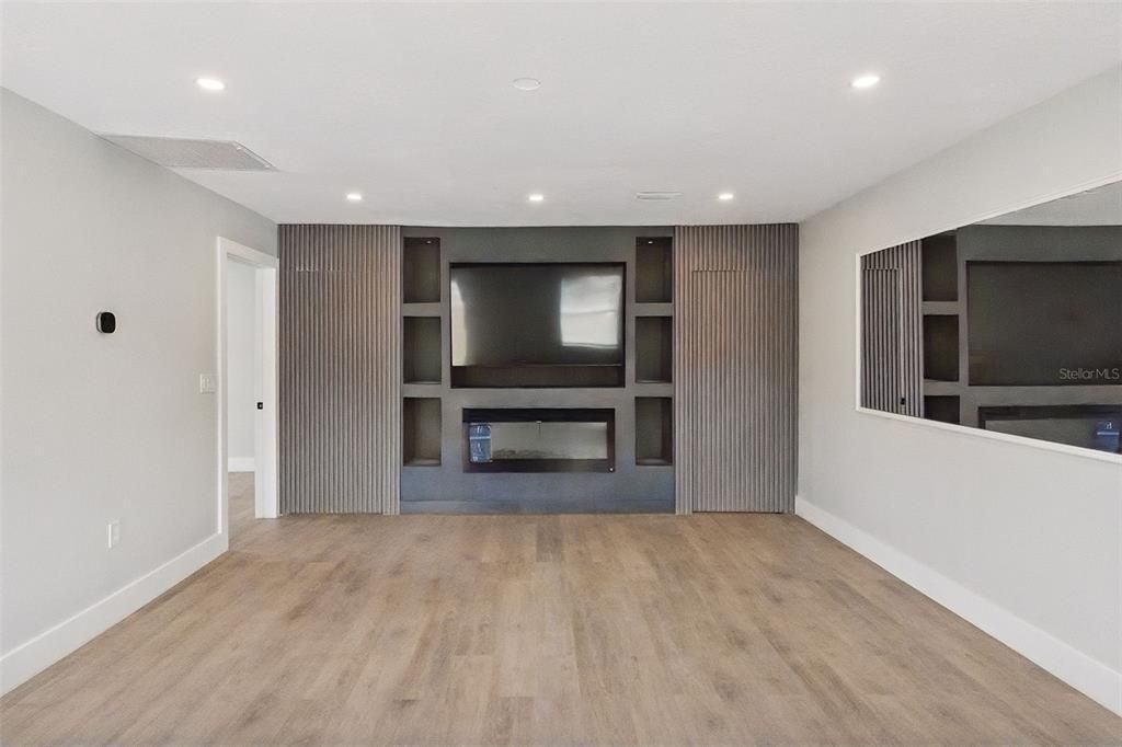 For Sale: $275,000 (4 beds, 2 baths, 1424 Square Feet)