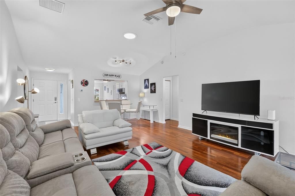 For Sale: $340,000 (3 beds, 2 baths, 1512 Square Feet)