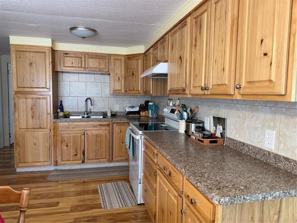 На продажу: $139,900 (2 спален, 1 ванн, 805 Квадратных фут)