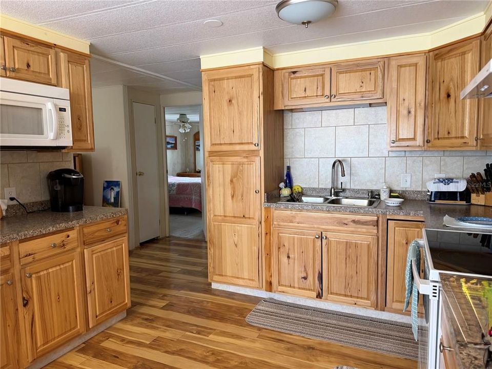 На продажу: $139,900 (2 спален, 1 ванн, 805 Квадратных фут)