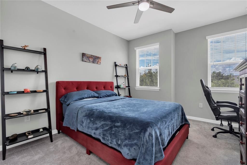 En Venta: $549,900 (4 camas, 3 baños, 2441 Pies cuadrados)