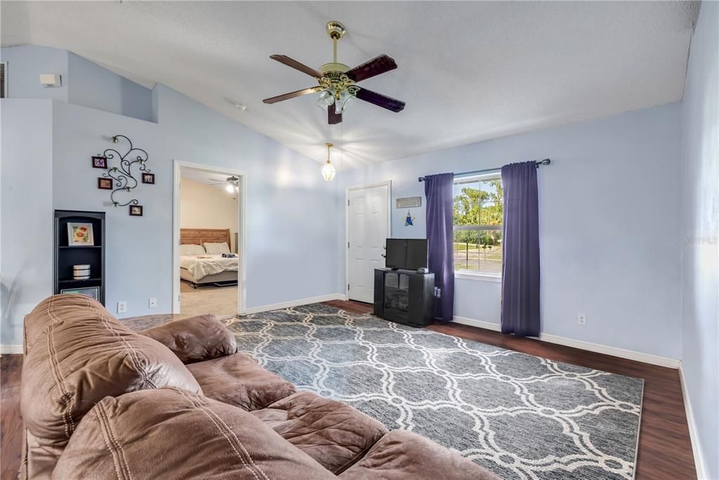 For Sale: $240,000 (3 beds, 2 baths, 1339 Square Feet)