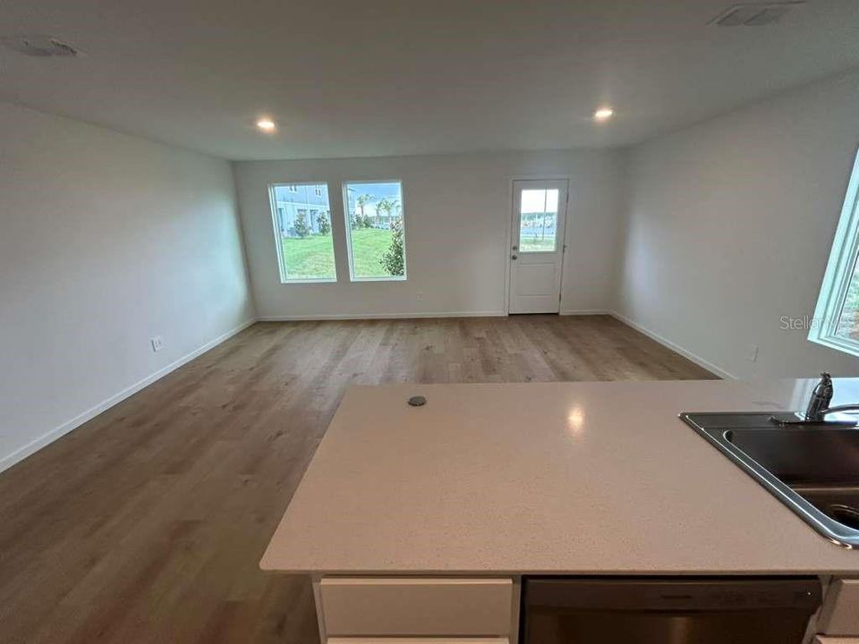 For Rent: $2,100 (3 beds, 2 baths, 1460 Square Feet)