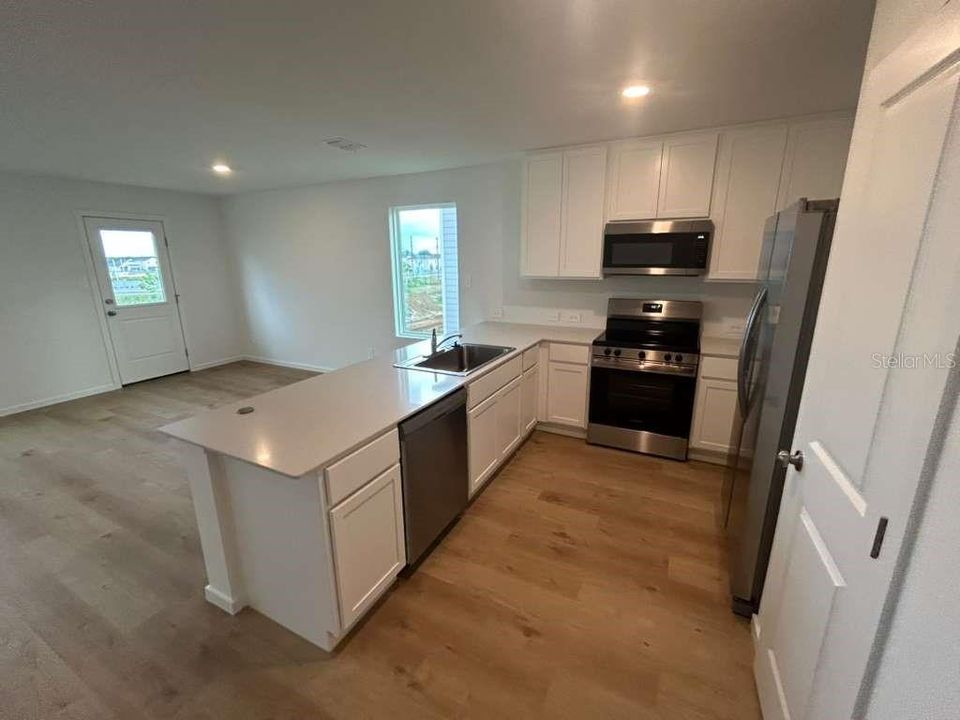 For Rent: $2,100 (3 beds, 2 baths, 1460 Square Feet)