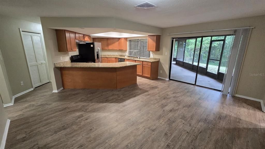 For Sale: $375,000 (3 beds, 3 baths, 1950 Square Feet)