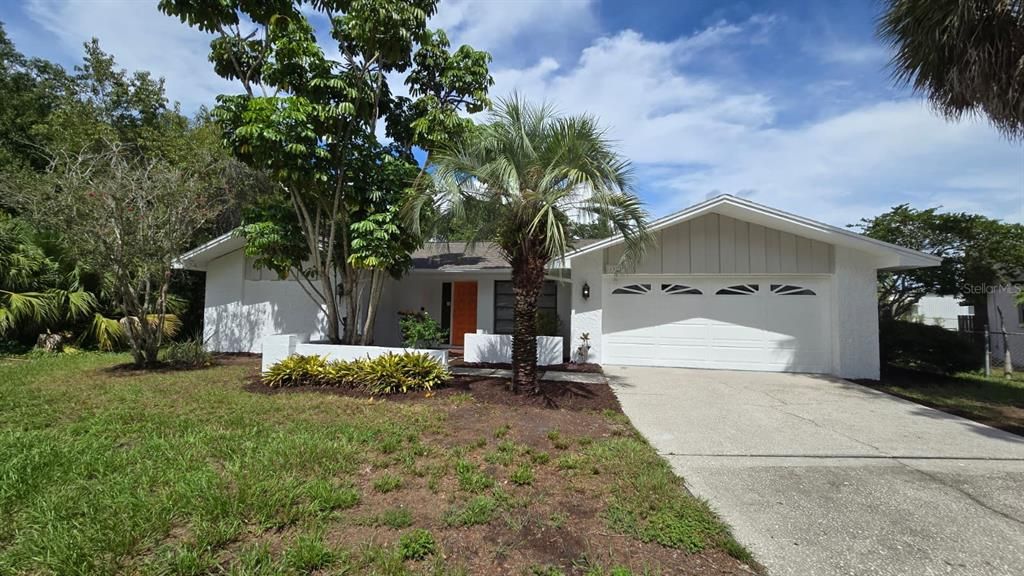 For Sale: $375,000 (3 beds, 3 baths, 1950 Square Feet)