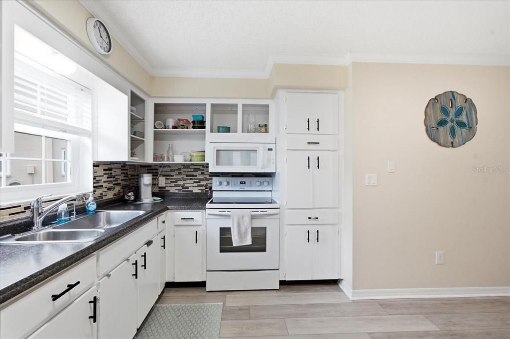 For Sale: $157,000 (2 beds, 2 baths, 1024 Square Feet)