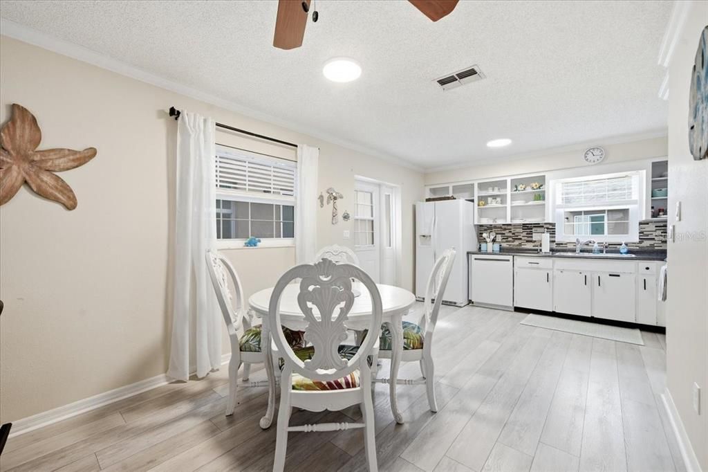 For Sale: $157,000 (2 beds, 2 baths, 1024 Square Feet)