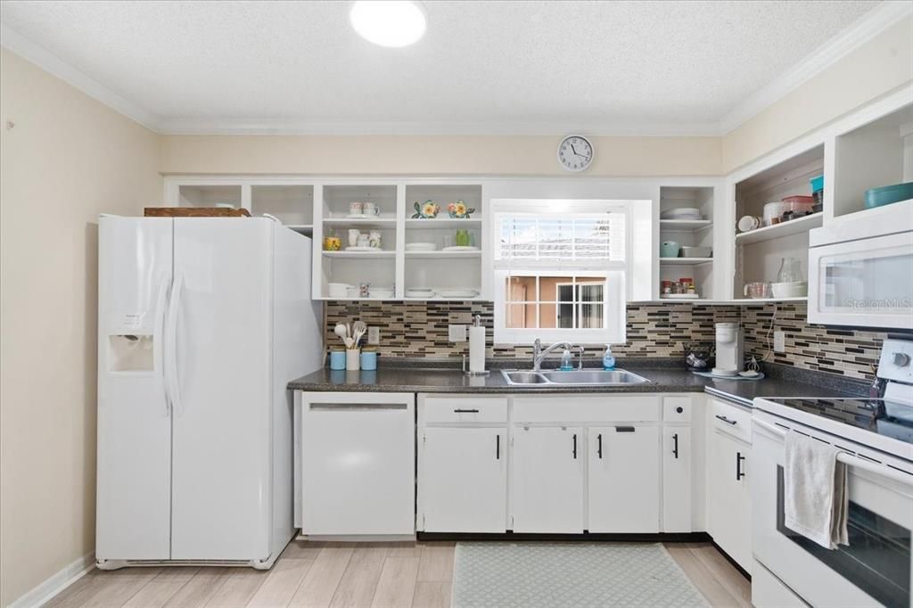 For Sale: $157,000 (2 beds, 2 baths, 1024 Square Feet)