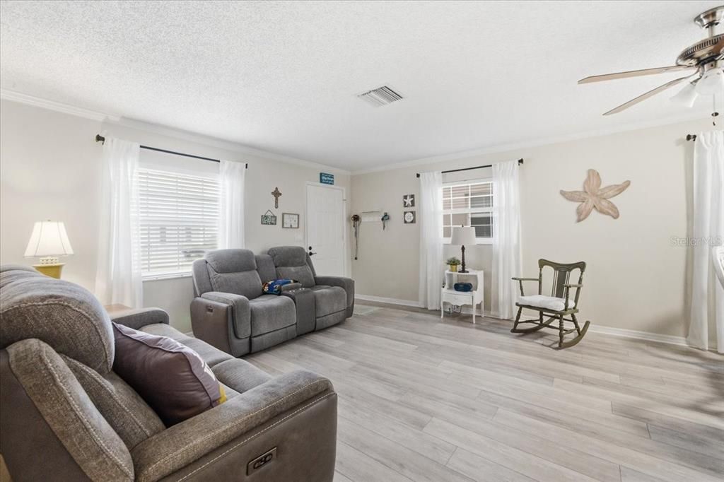 For Sale: $157,000 (2 beds, 2 baths, 1024 Square Feet)