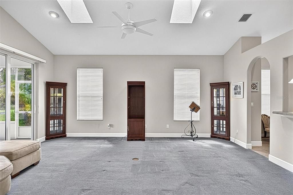 For Sale: $330,000 (2 beds, 2 baths, 1611 Square Feet)