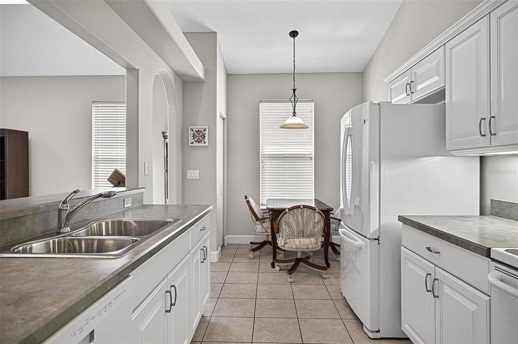 For Sale: $330,000 (2 beds, 2 baths, 1611 Square Feet)