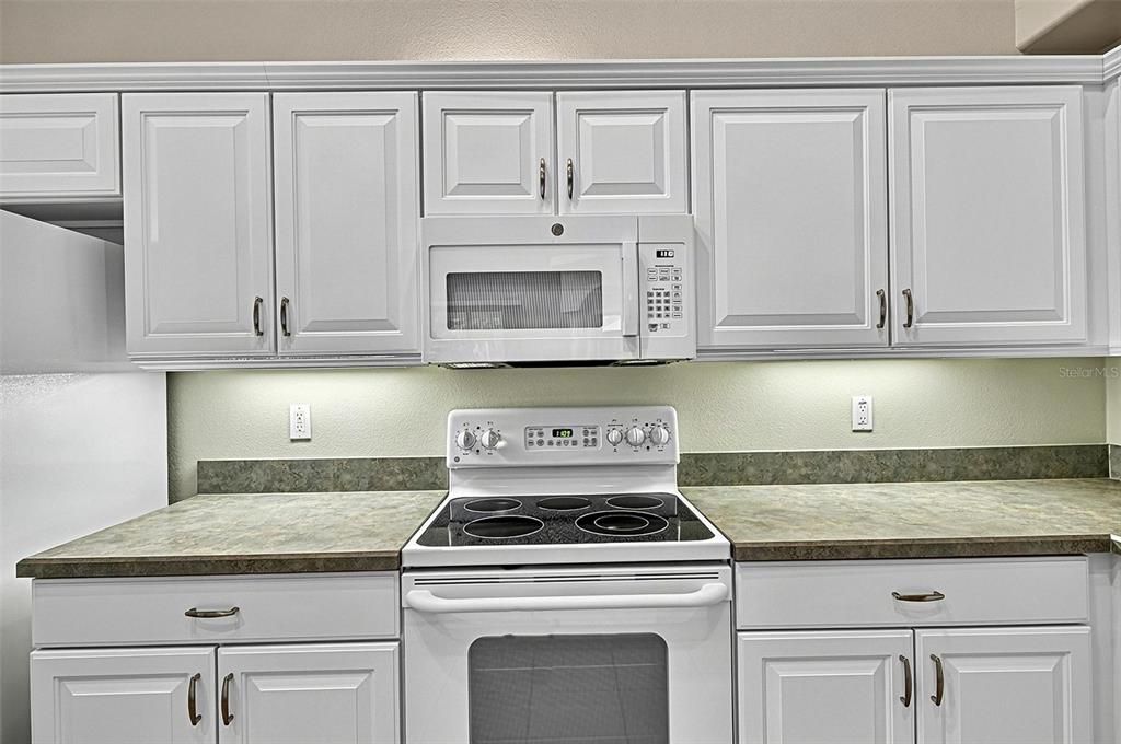 For Sale: $330,000 (2 beds, 2 baths, 1611 Square Feet)