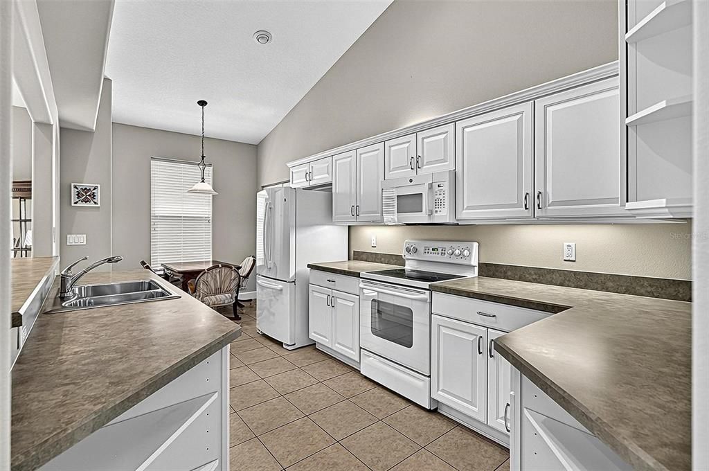 For Sale: $330,000 (2 beds, 2 baths, 1611 Square Feet)