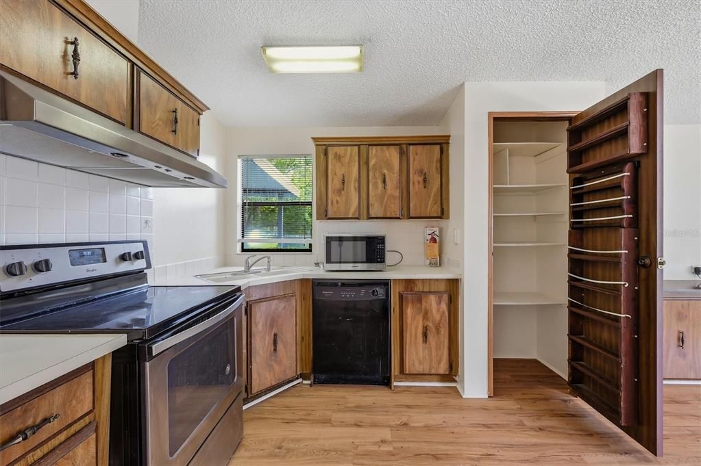For Sale: $245,000 (2 beds, 2 baths, 1056 Square Feet)