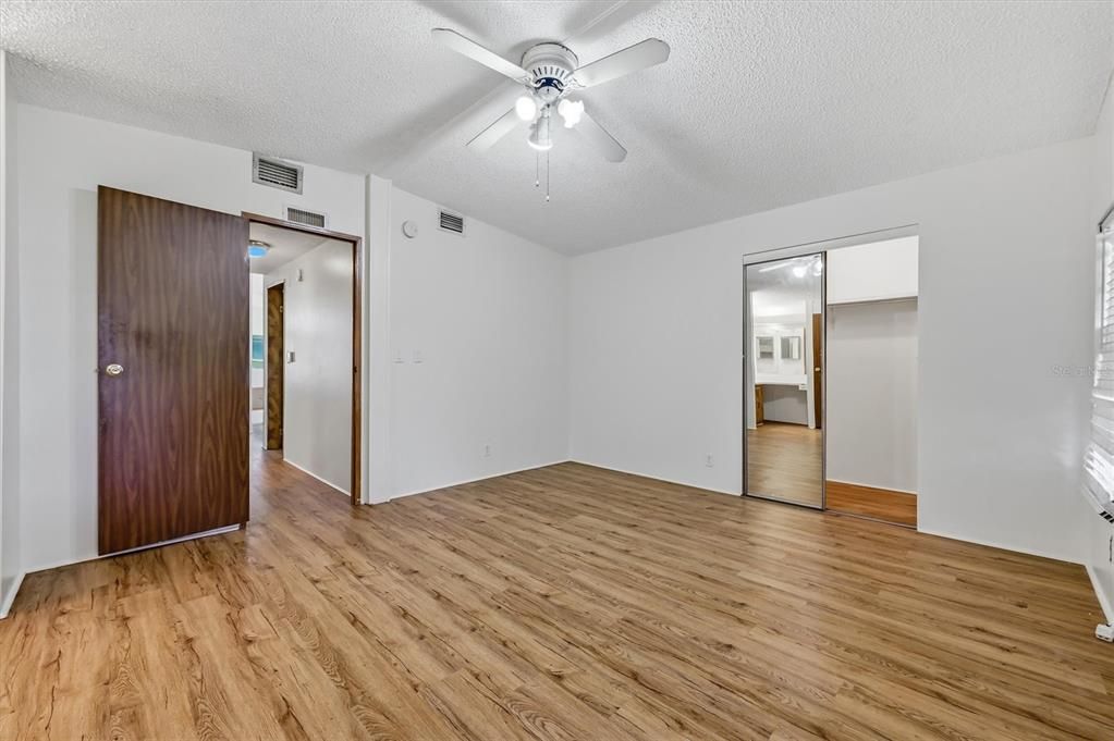 For Sale: $245,000 (2 beds, 2 baths, 1056 Square Feet)