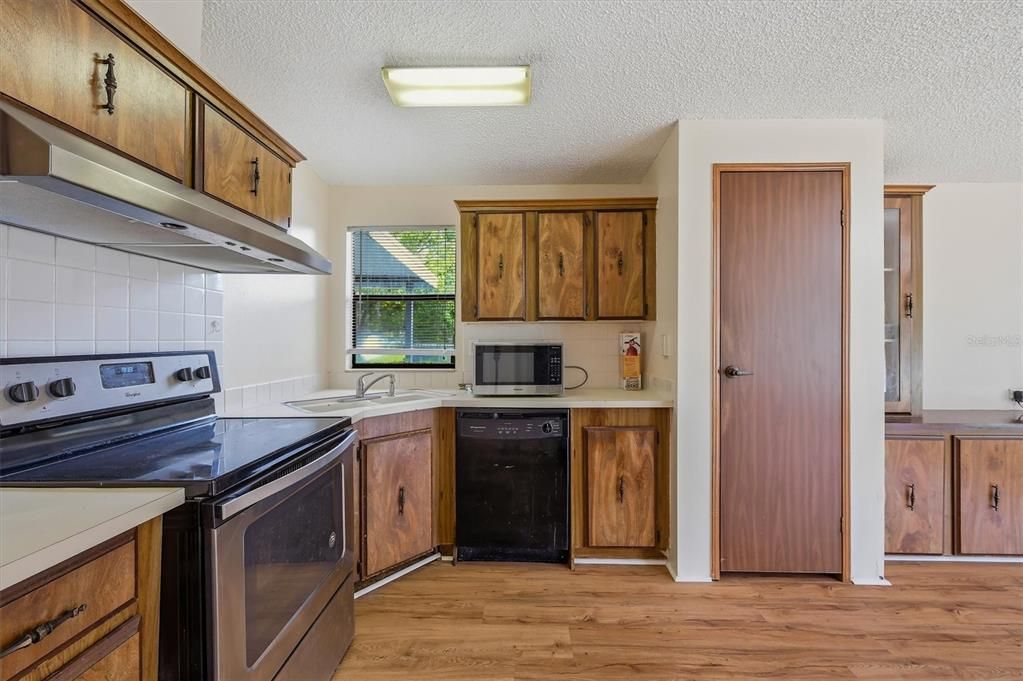 For Sale: $245,000 (2 beds, 2 baths, 1056 Square Feet)
