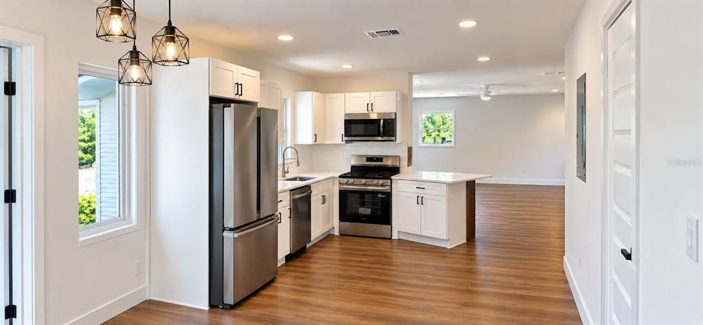 For Sale: $289,800 (4 beds, 2 baths, 1392 Square Feet)