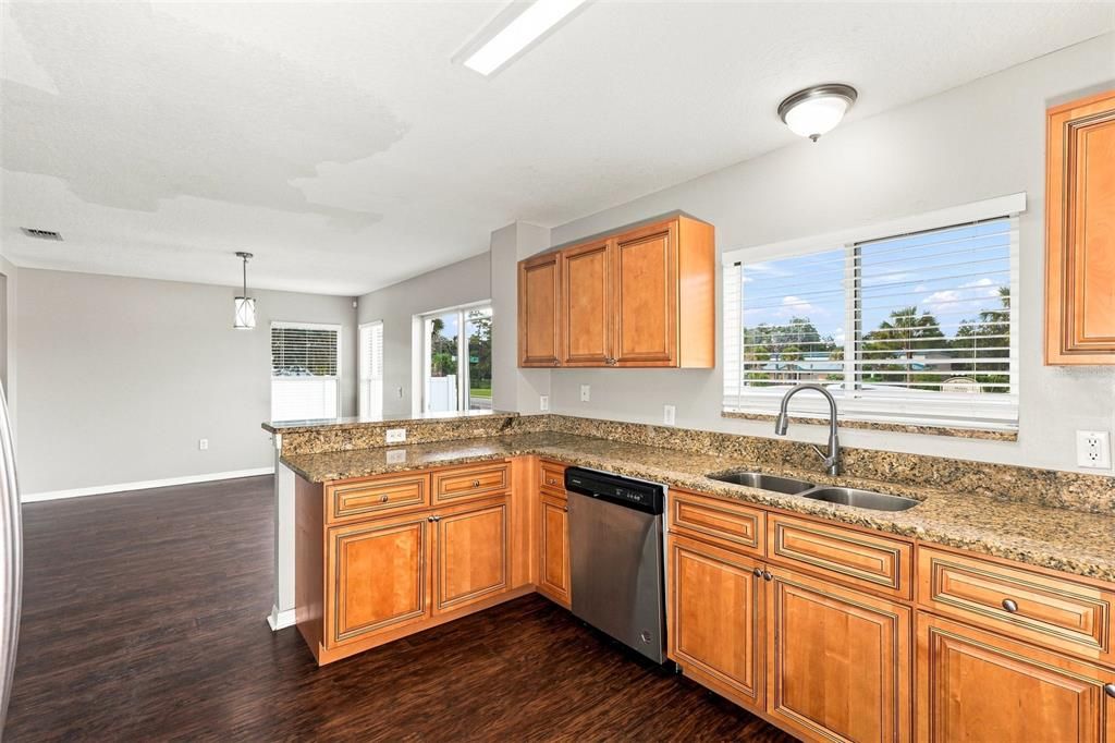 For Sale: $345,000 (3 beds, 2 baths, 1596 Square Feet)