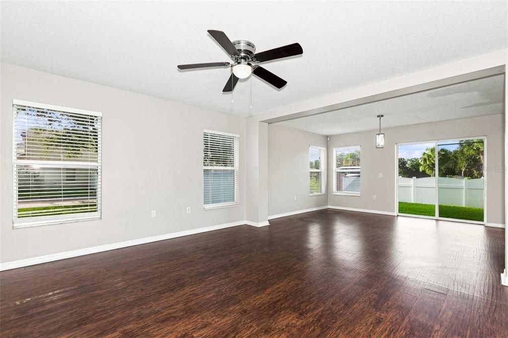 For Sale: $345,000 (3 beds, 2 baths, 1596 Square Feet)