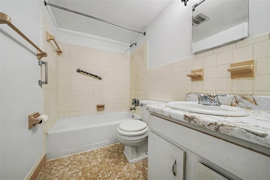 For Sale: $130,000 (1 beds, 1 baths, 645 Square Feet)