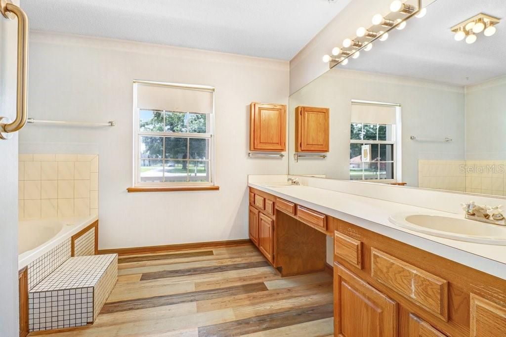 En Venta: $695,000 (4 camas, 2 baños, 3754 Pies cuadrados)