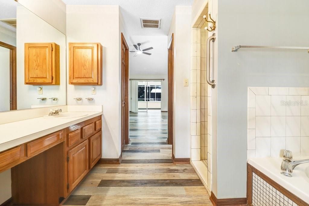 En Venta: $695,000 (4 camas, 2 baños, 3754 Pies cuadrados)